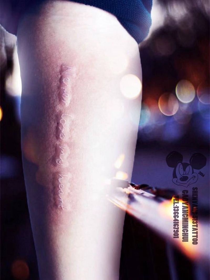 白色小清新英文纹身图片_手臂几何白色英文小清新纹身图案