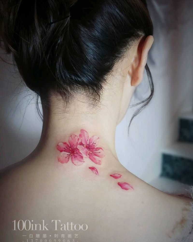 桃花舞纹身图片_颈部水彩花 桃花纹身图案