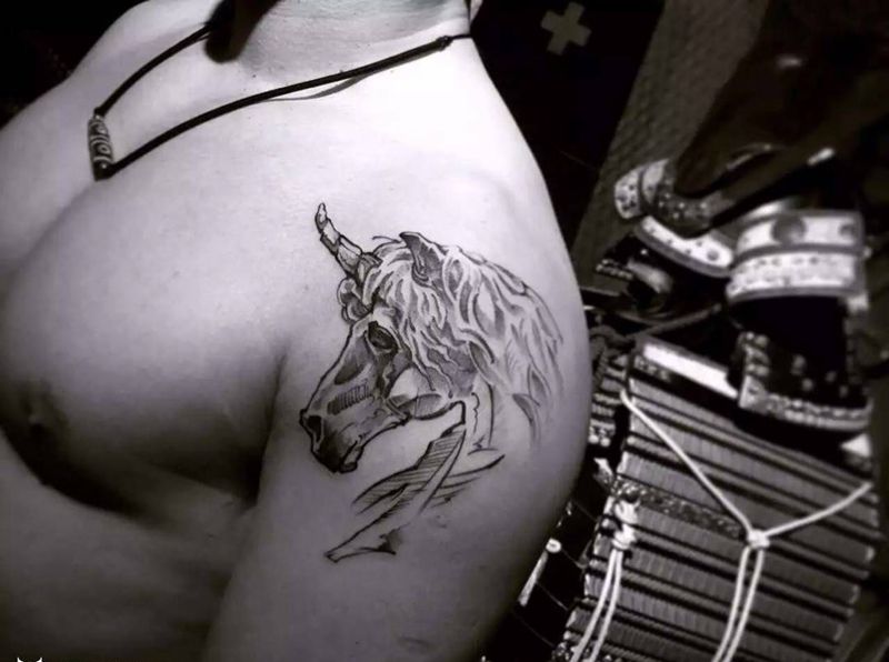 独角兽形如白马，额前有一个螺旋角，代表高贵、高傲和纯洁。纹身图片