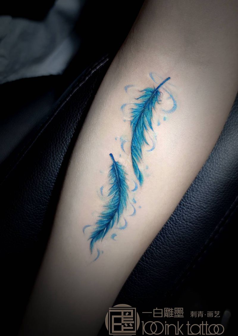 羽毛遮盖纹身图片_手臂水彩羽毛纹身图案