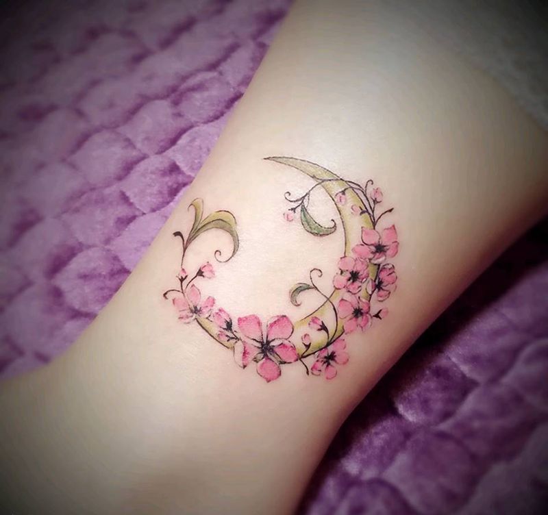 花绕月纹身图片_腿部清新植物原创成品纹身图案