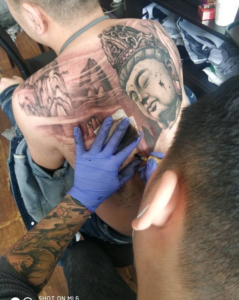 谷主最帅石雕风纹身图片_背部纹身图案