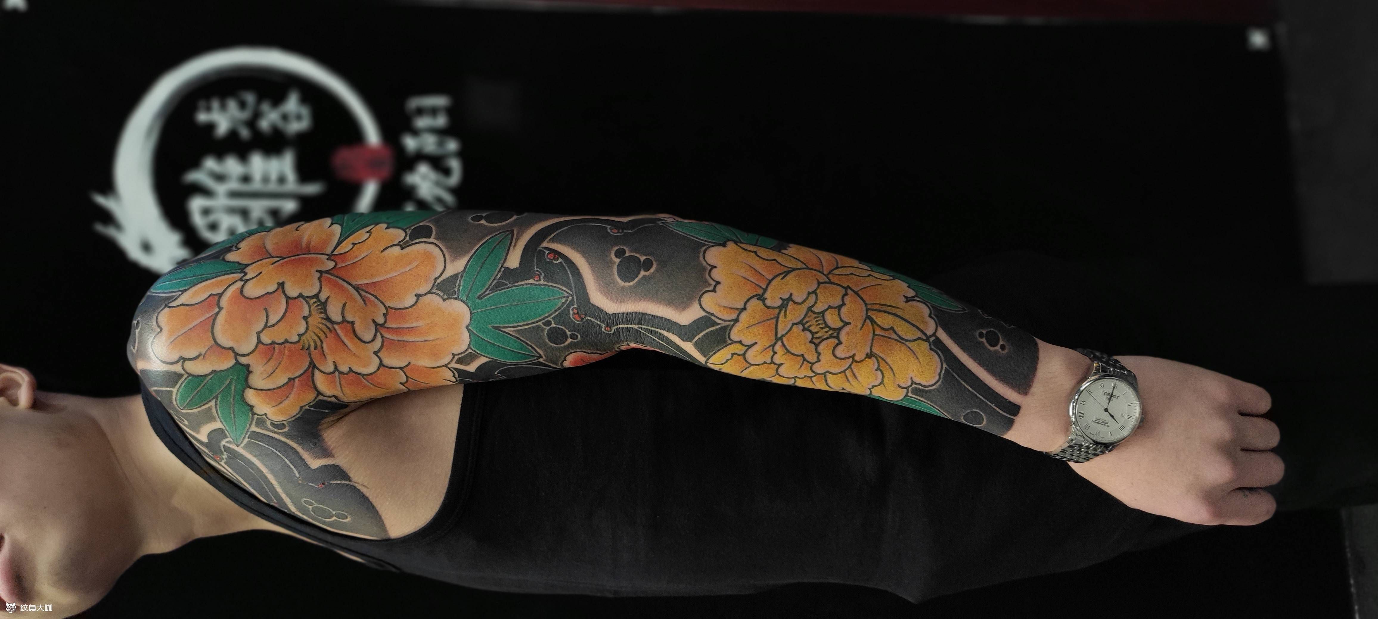 老传统牡丹花臂纹身图片_手臂老传统纹身图案