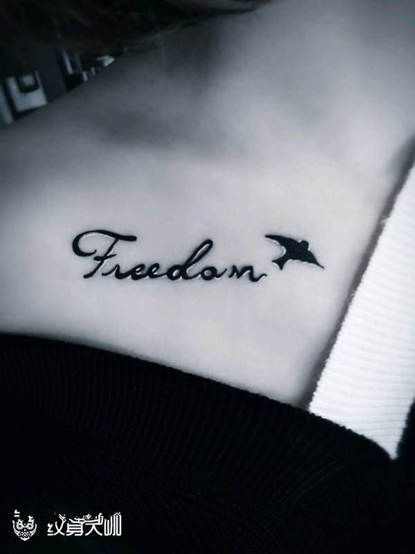 锁骨小清新英文纹身图片_肩部欧美传统字符原创成品纹身图案