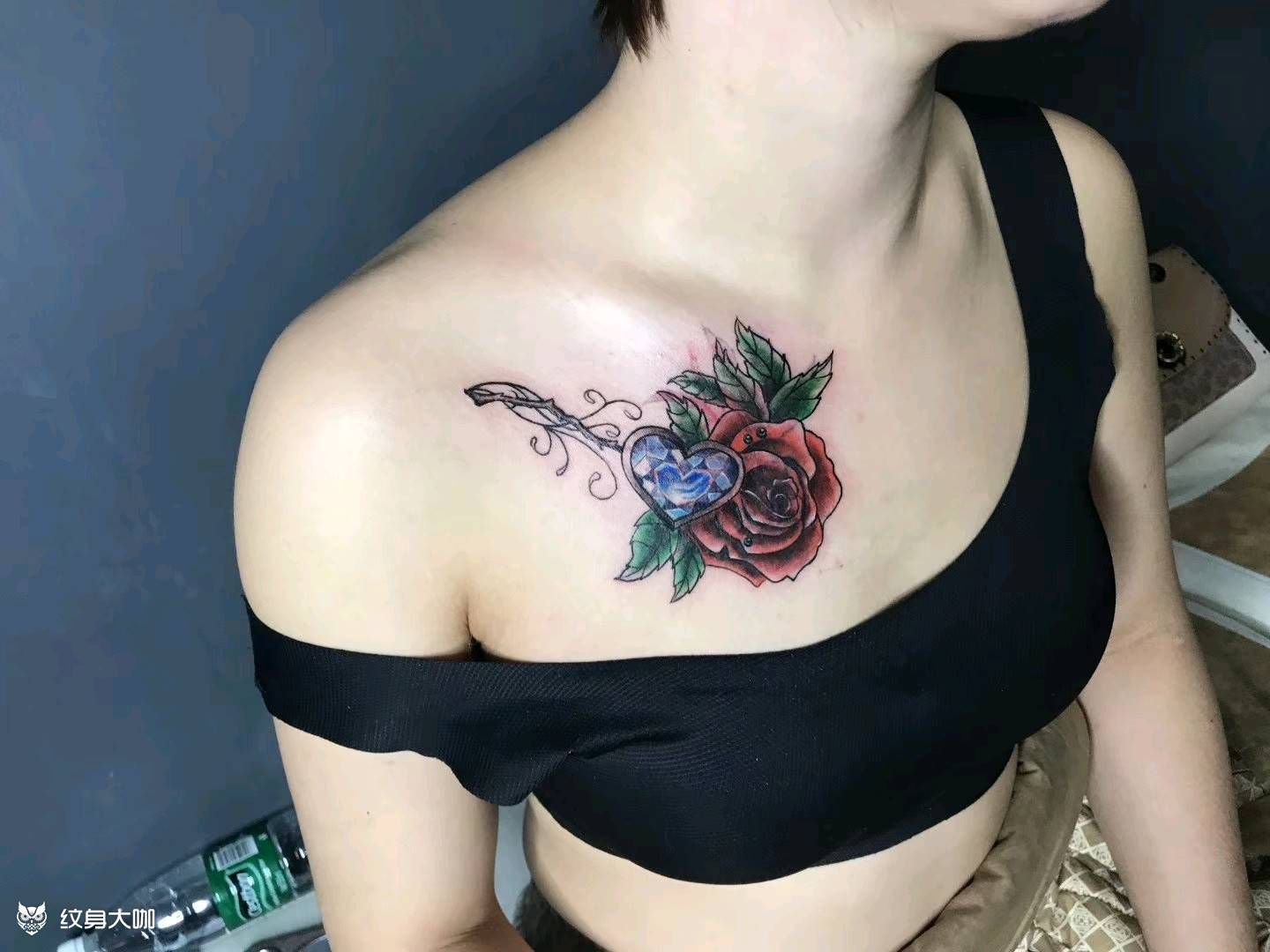 玫瑰遮盖纹身图片_胸部颈部欧美写实新传统玫瑰钻石纹身图案