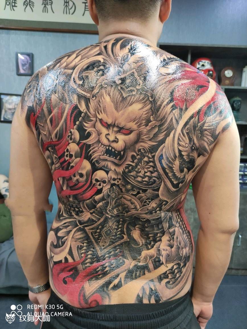 悟空纹身图片_背部新传统欧美写实纹身图案