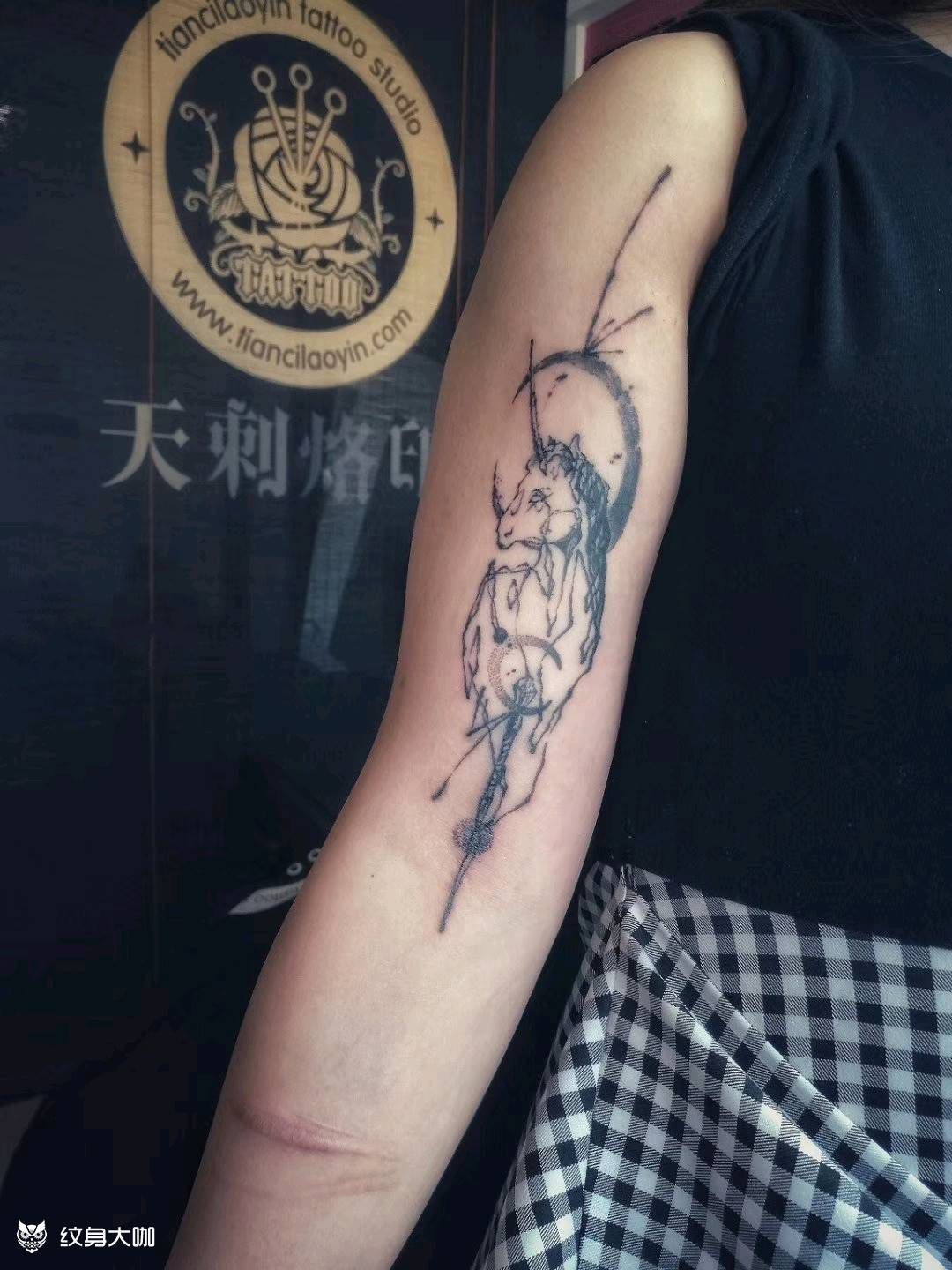 独角兽纹身图片_手臂腿部几何点刺独角兽纹身图案