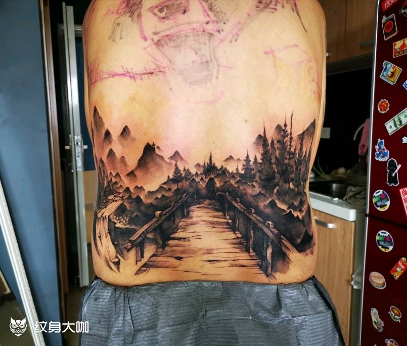欧美满背未完成纹身图片_背部欧美写实纹身图案