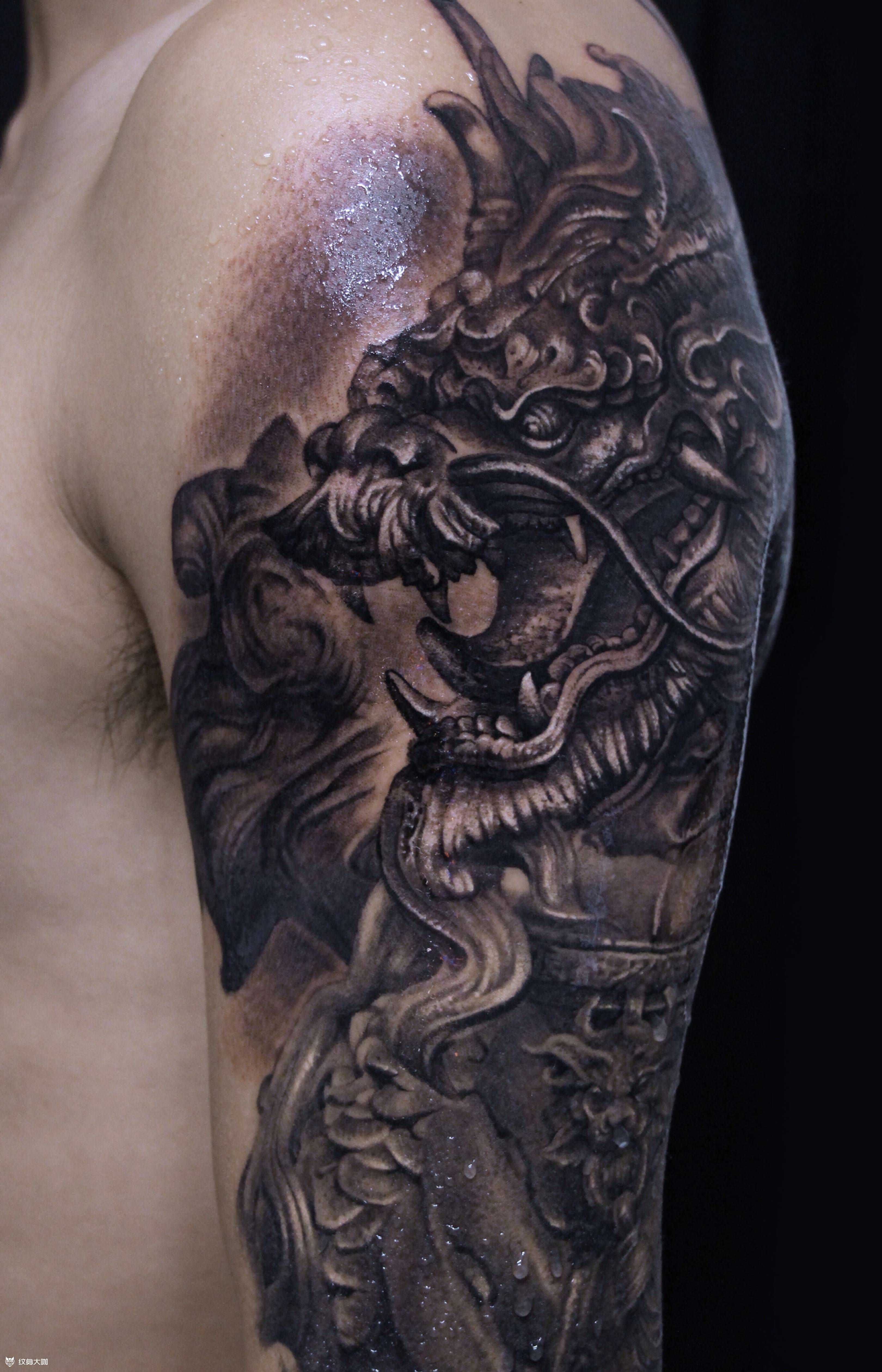 超写实石麒麟纹身图片_手臂肩部欧美写实小伟刺青纹身图案