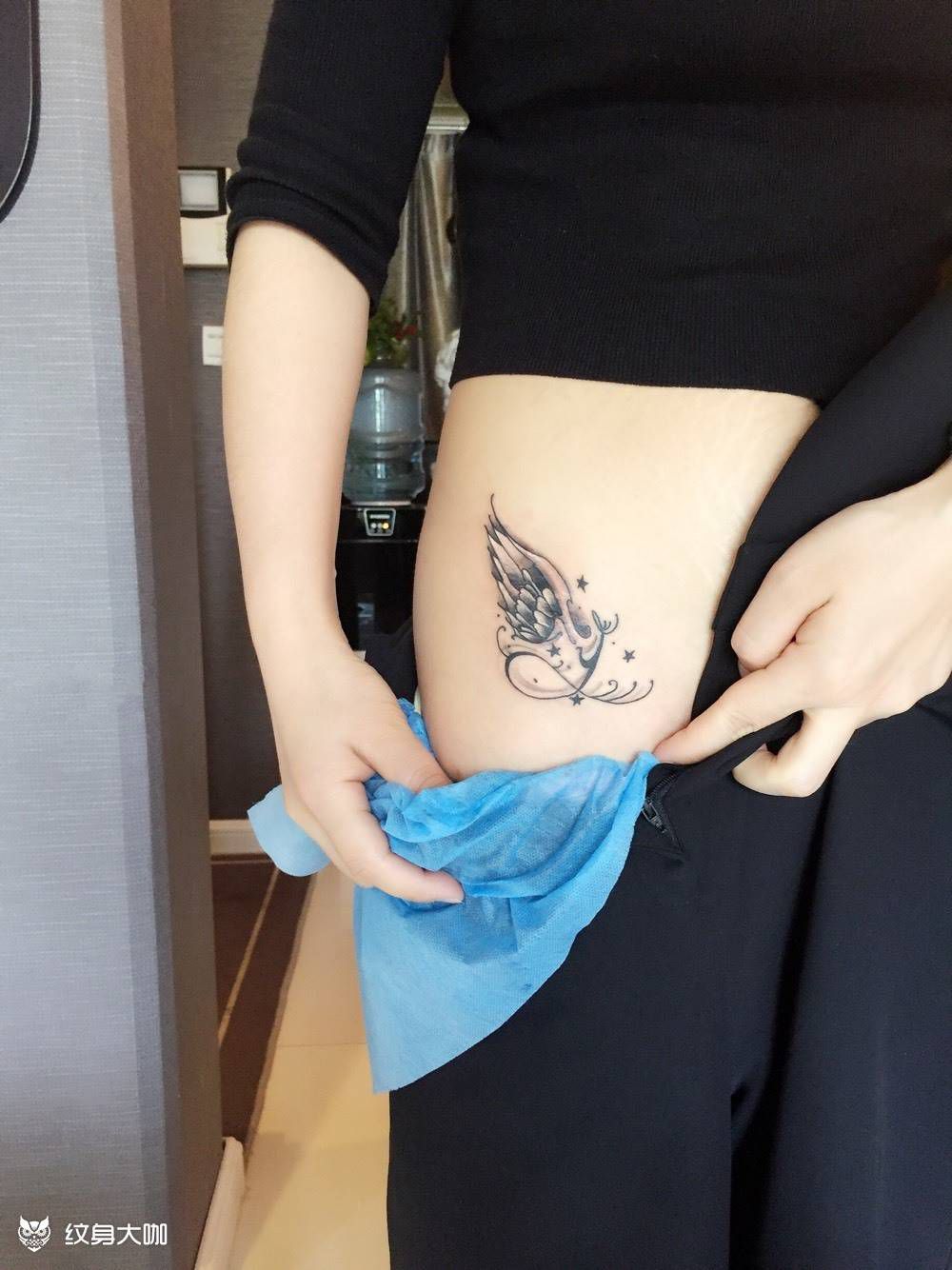 原创羽毛遮盖纹身图片_成品臀部清新贴纸动物几何字符原创纹身图案