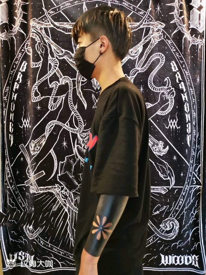 不听劝的黑臂少年纹身图片_手臂图腾纹身图案