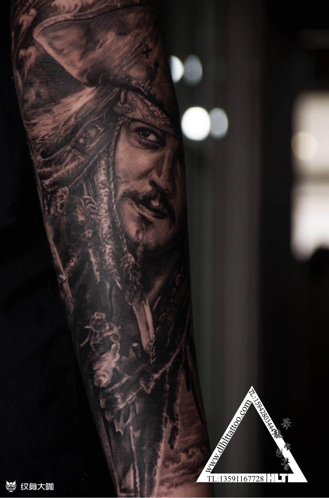 大连华龙堂刺青纹身图片_成品手臂欧美肖像写实人物原创手部纹身图案
