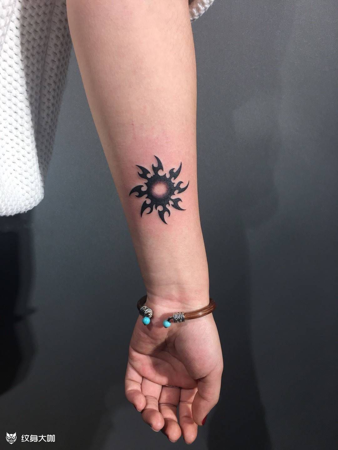 太阳图腾纹身图片_成品手臂清新字符图腾纹身图案