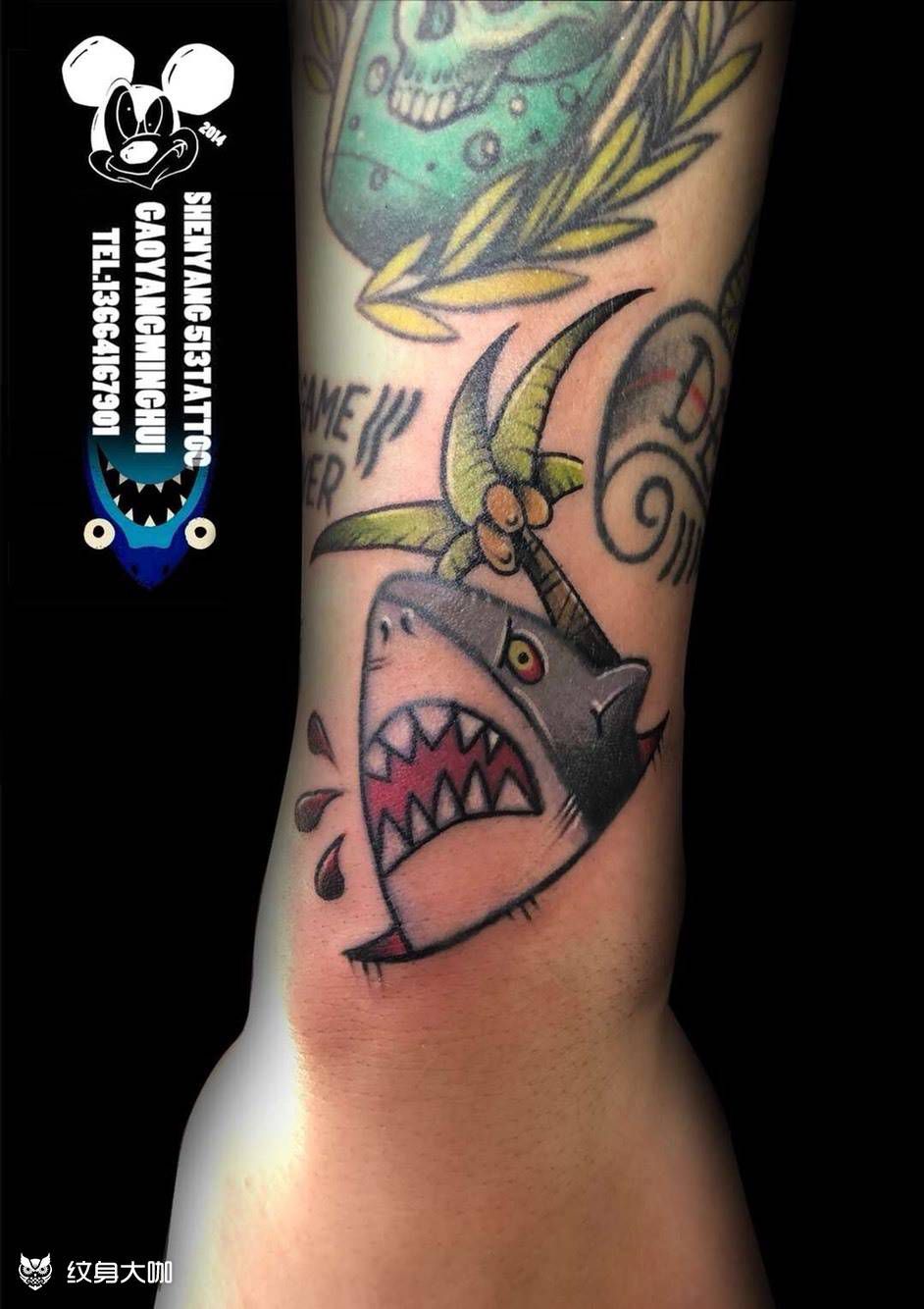 鲨鱼修改纹身图片_手臂Old School鲨鱼椰子树纹身图案