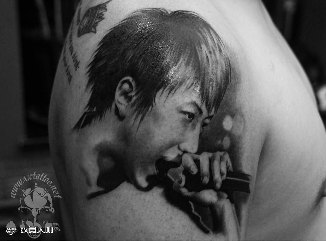 最怕空气突然安静…纹身图片_小伟刺青肖像手臂成品纹身图案
