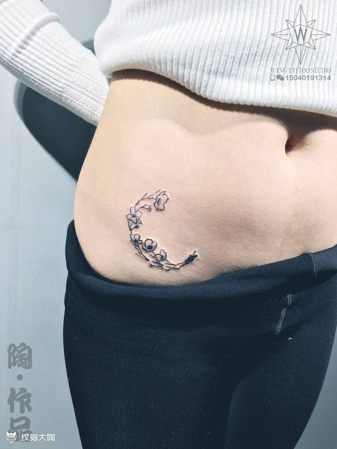 《花➕结》纹身图片_成品腹部清新植物纹身图案