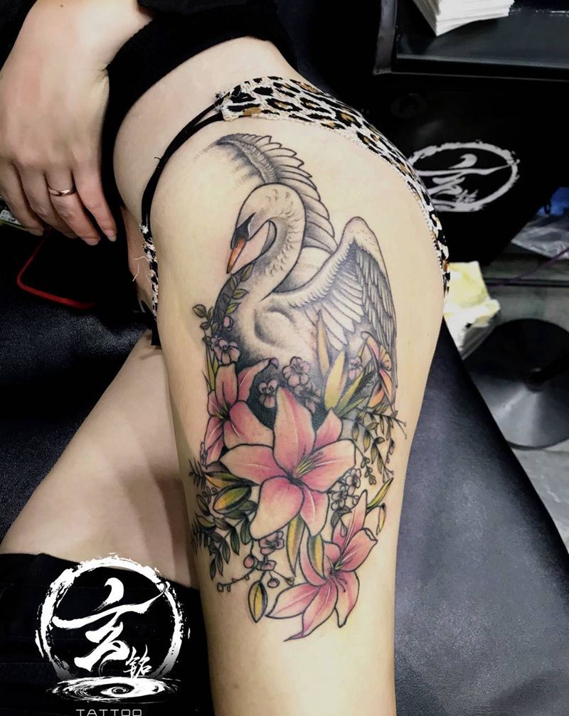 天鹅纹身图片_臀部腿部纹身图案