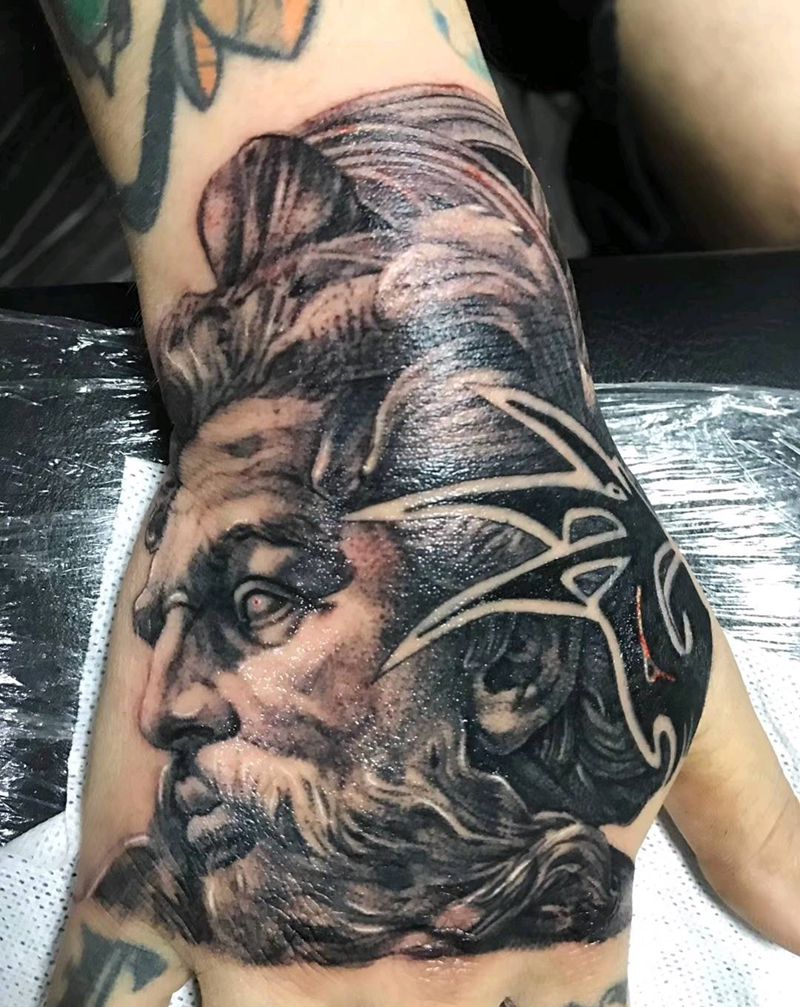 波塞冬手背黑灰写实纹身图片_手部欧美写实纹身图案