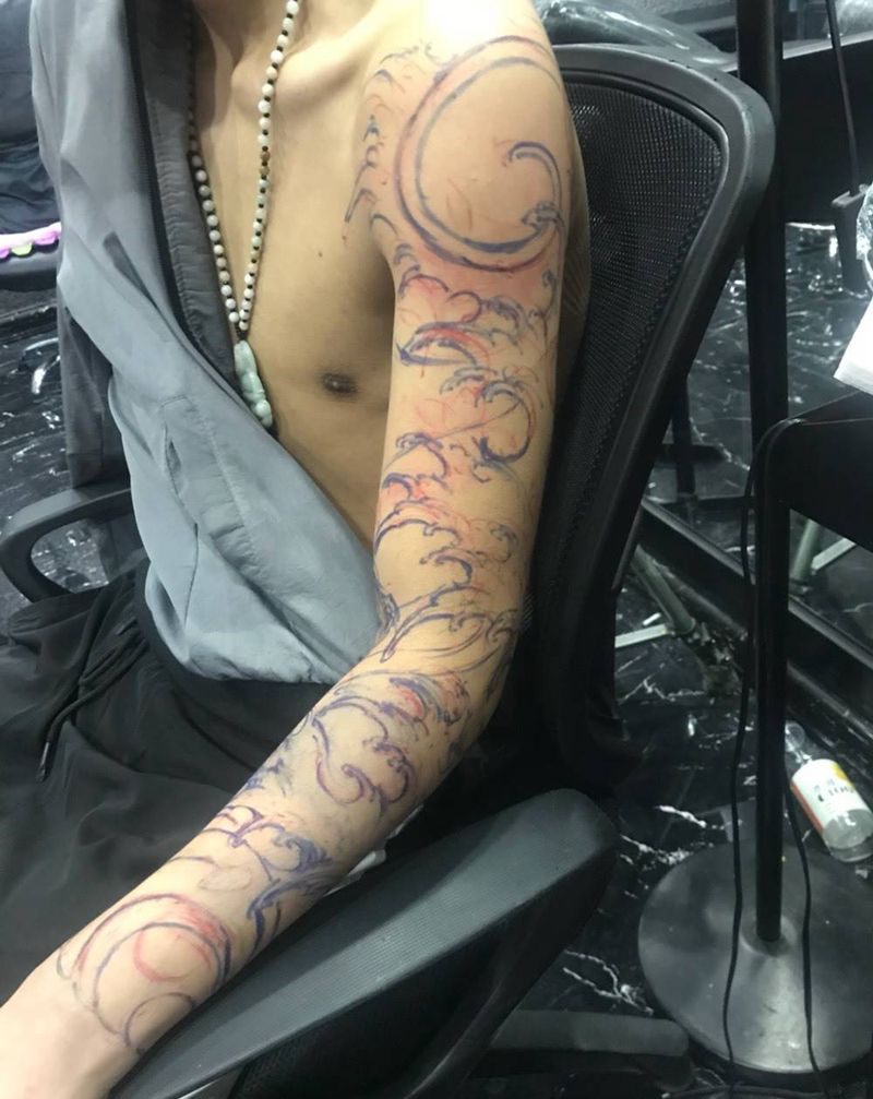 浪臂纹身图片