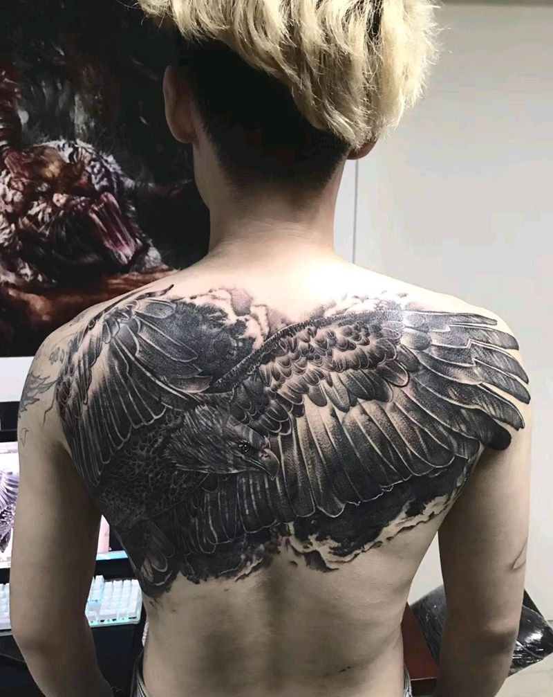 写实苍鹰后背遮盖纹身图片_背部欧美写实纹身图案