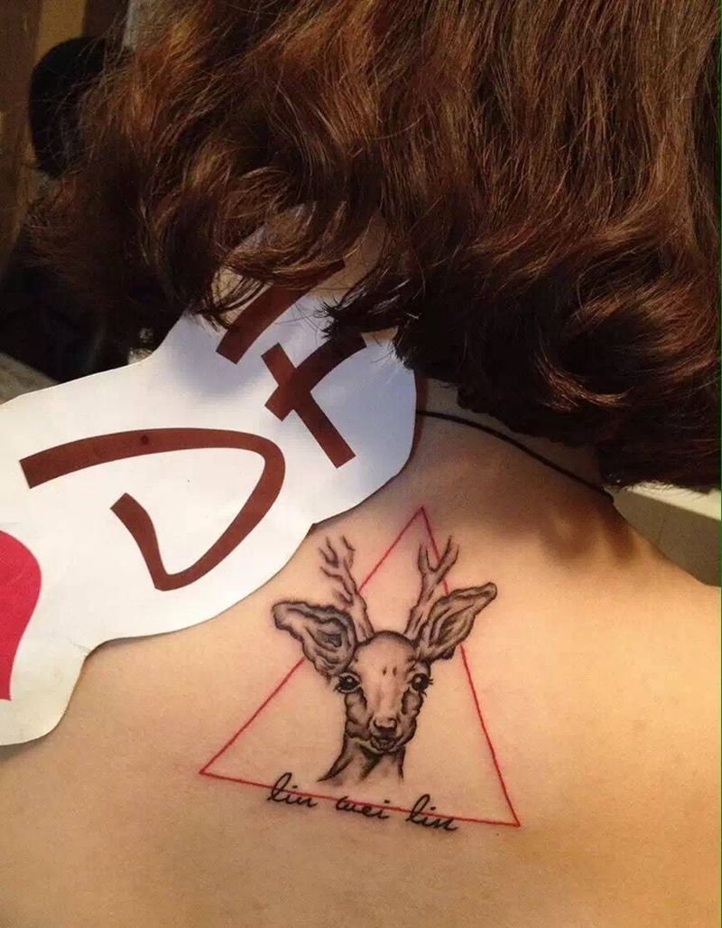 鹿纹身图片_清新颈部动物鹿几何纹身图案