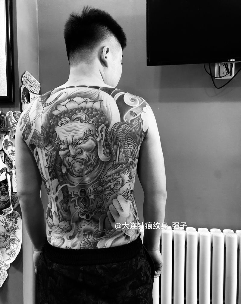 满背明王纹身图片_背部新传统纹身图案