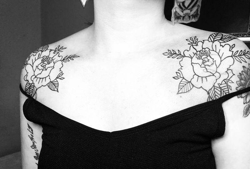 牡丹肩花纹身图片_肩部Old School牡丹肩花纹身图案