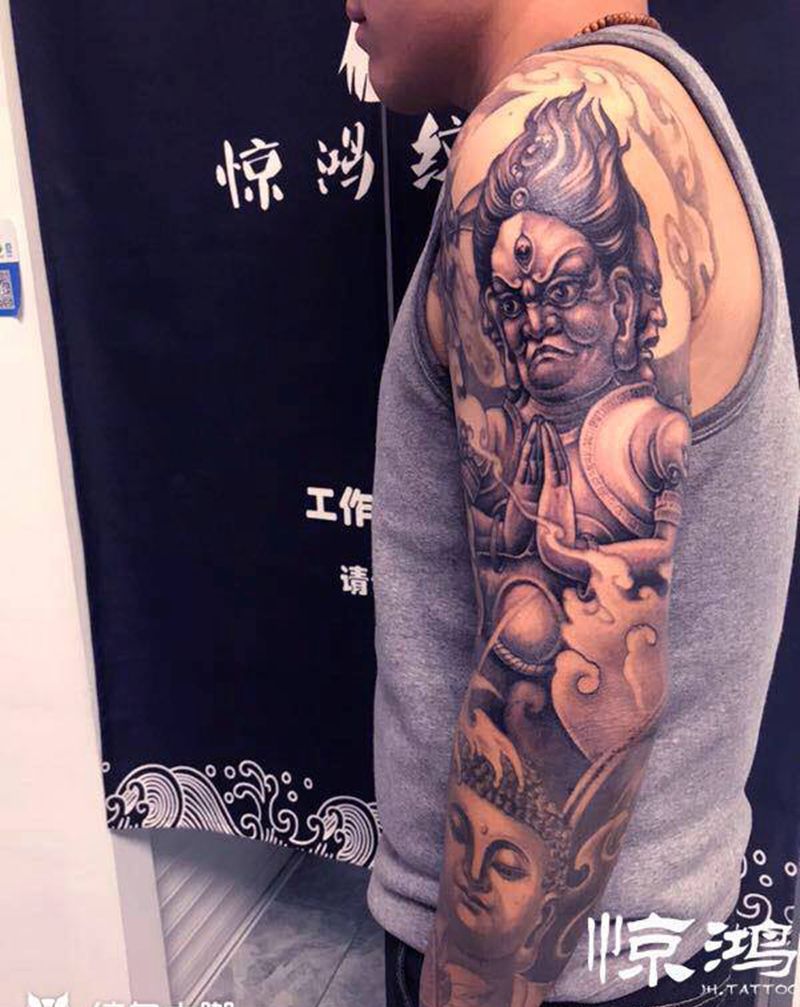 本店近期作品纹身图片_臀部胸部新传统欧美写实纹身图案