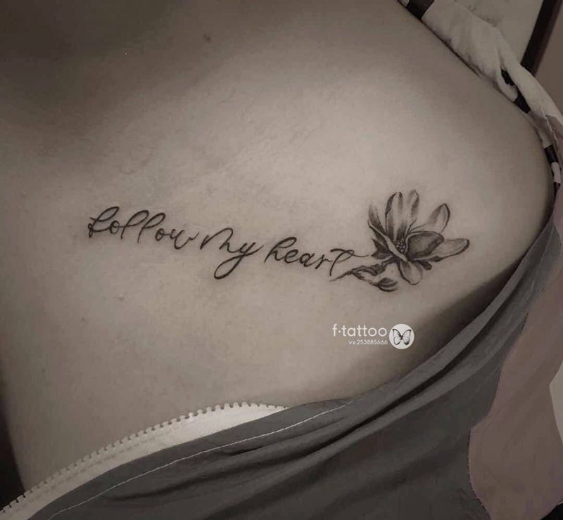 做独一无二的自己.纹身图片_肩部胸部英文花小清新纹身图案