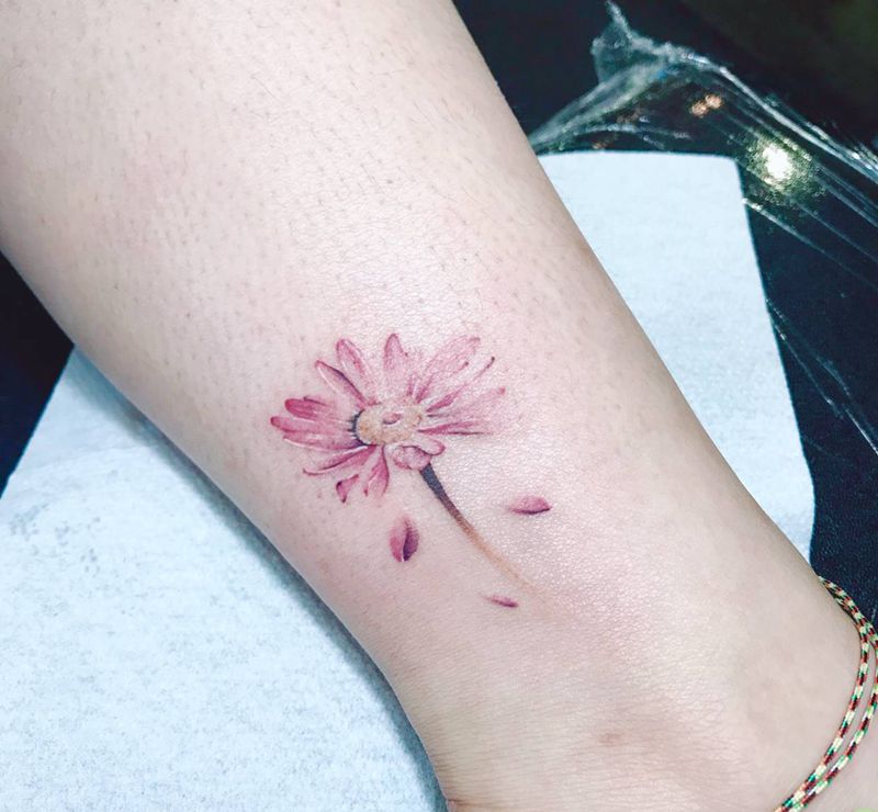 小雏菊纹身图片_腿部脚部水彩小清新纹身图案