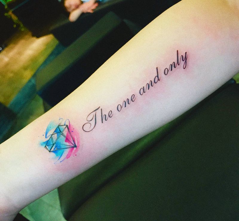 水彩钻石纹身图片_手臂水彩字母纹身图案