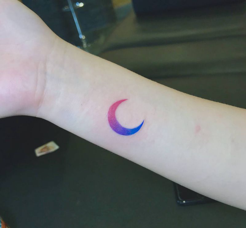 渐变小月亮纹身图片_手臂水彩月亮小图纹身图案
