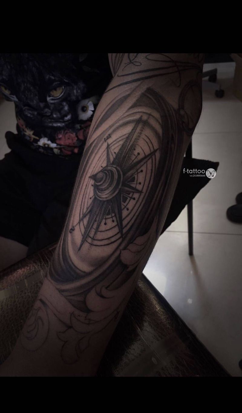 指南针.纹身图片_手臂欧美写实指南针纹身图案