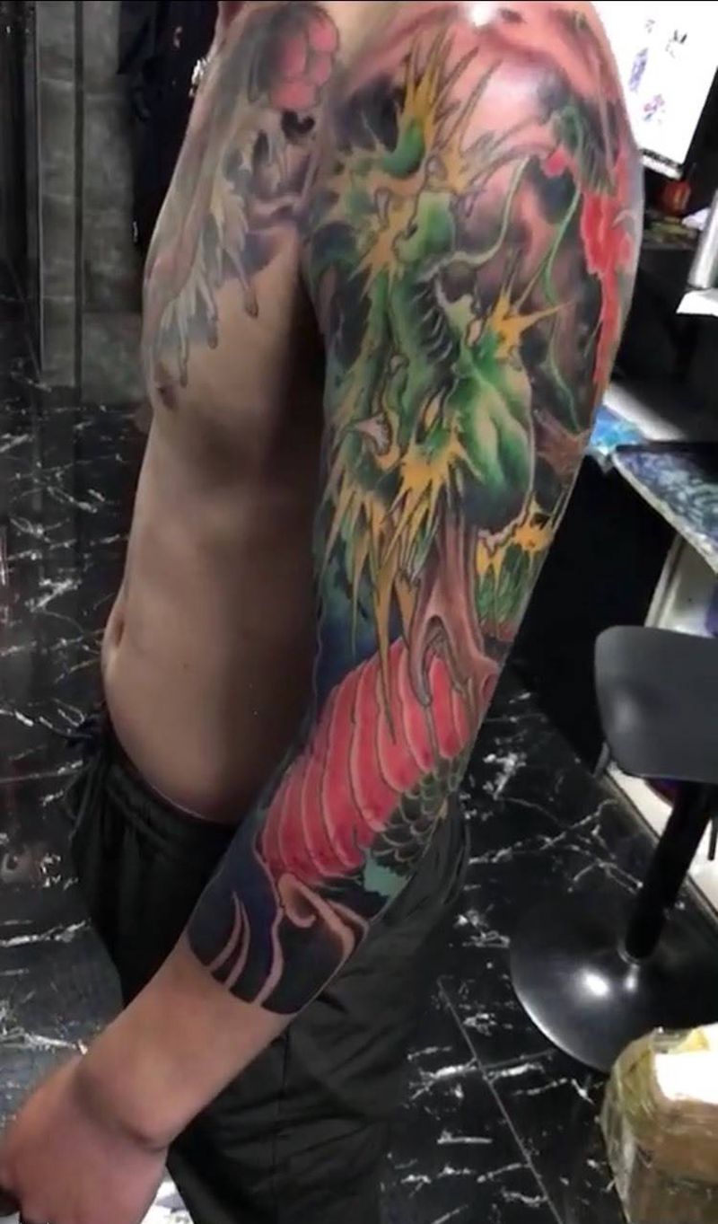 7分袖龙纹身图片_传统成品臀部纹身图案