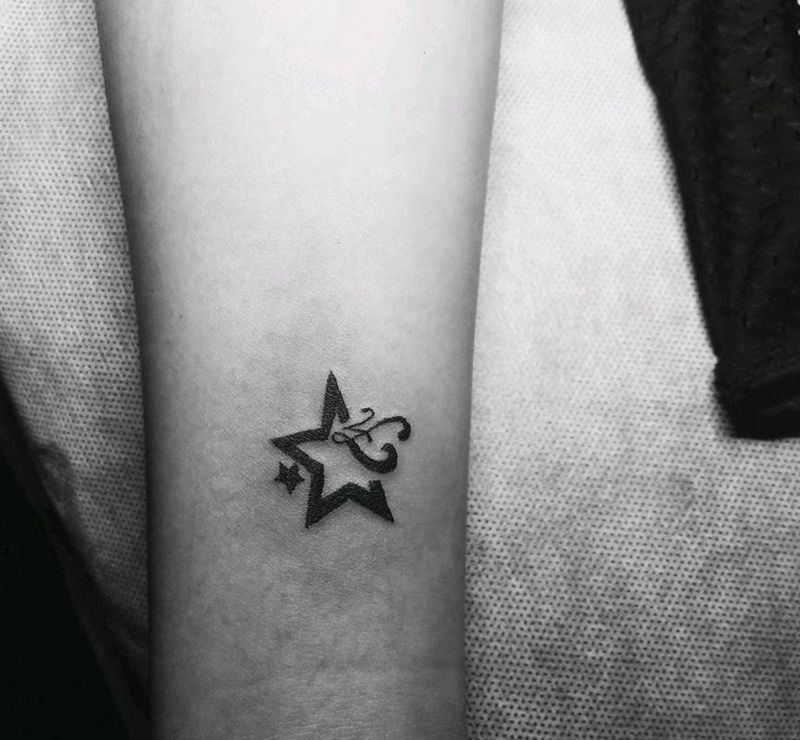 小星星纹身图片_手臂几何星星纹身图案