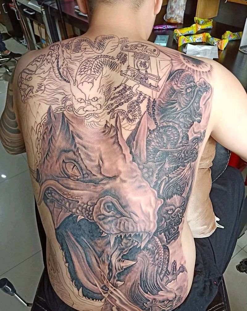 九龙拉棺材纹身图片_背部新传统纹身图案