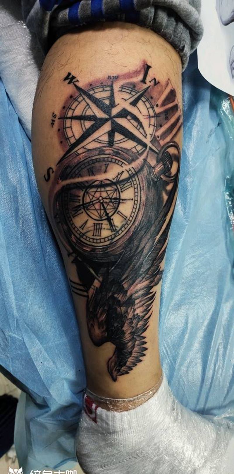钟表翅膀遮盖纹身图片_腿部欧美写实纹身图案