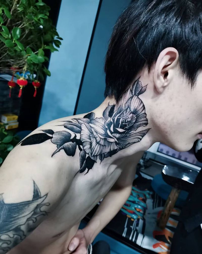 遮盖素花纹身图片_颈部点刺素花纹身图案