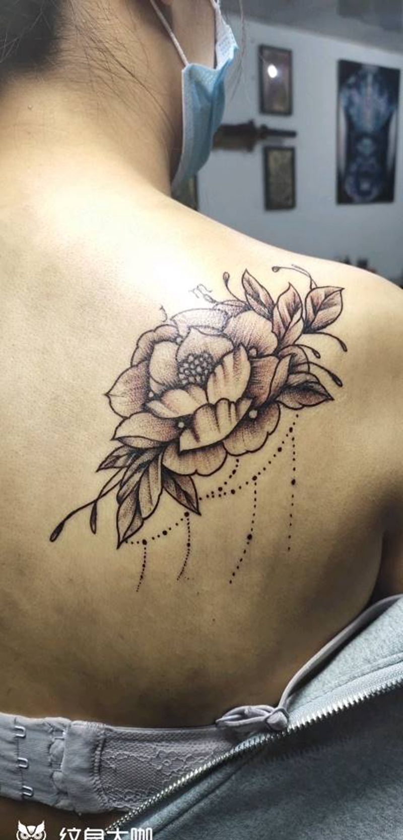 素花纹身图片_肩部点刺纹身图案