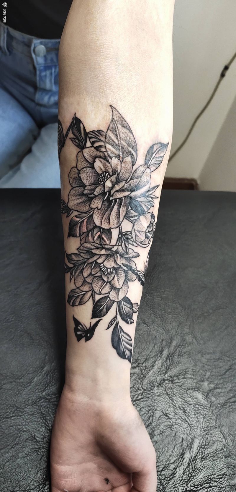 伤疤遮盖纹身图片_手臂点刺纹身图案