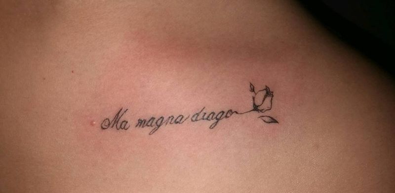 锁骨英文纹身图片_肩部清新字符纹身图案