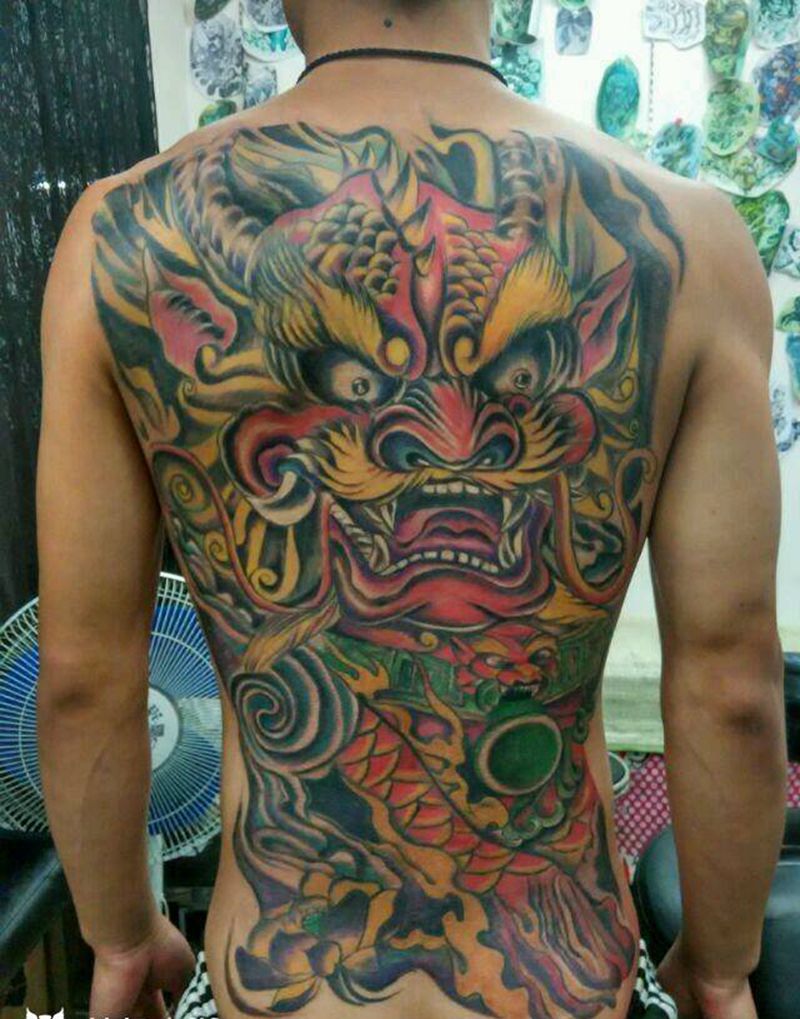 满背麒麟纹身图片