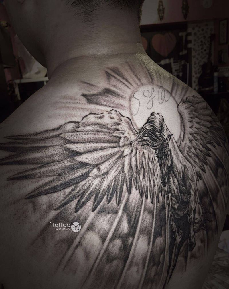 独角兽纹身图片_背部欧美写实新传统独角兽黑灰纹身图案