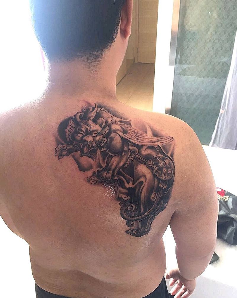 黑白貔貅纹身图片_肩部传统动物成品纹身图案