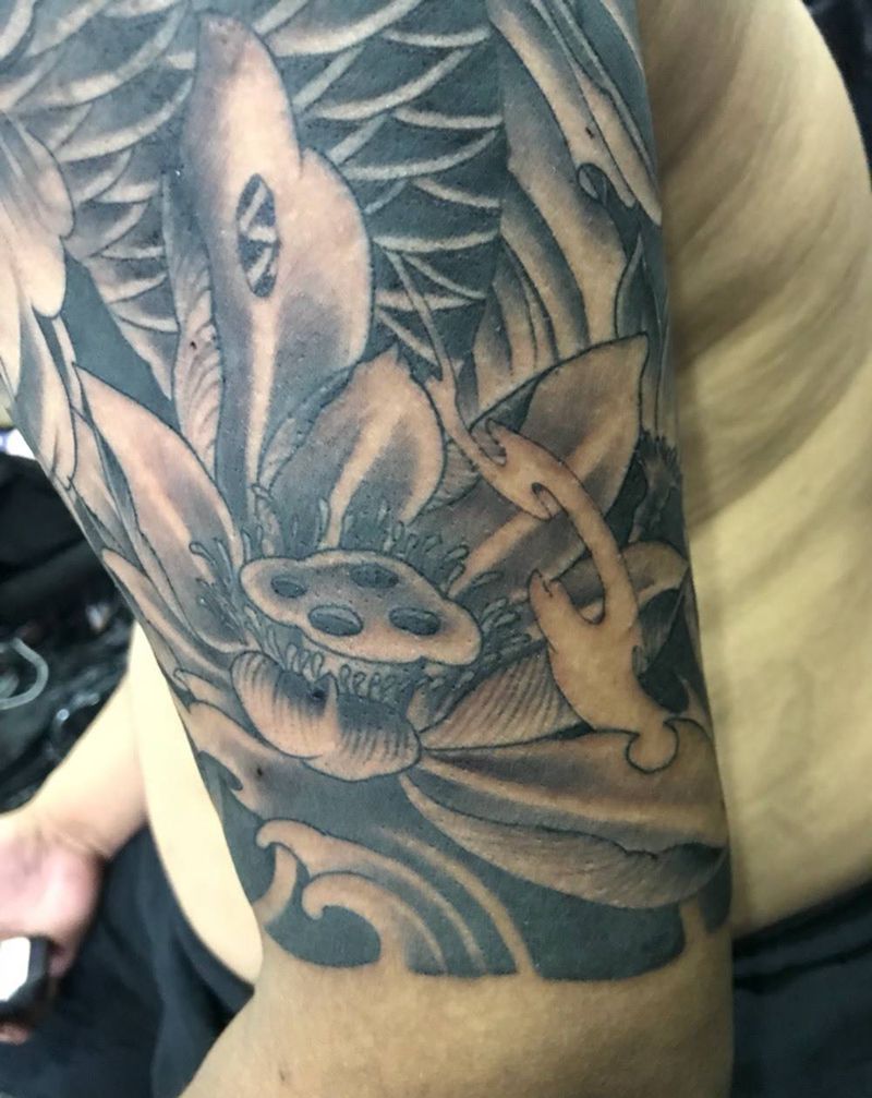 小黑鱼遮盖纹身图片_成品肩部传统动物鱼纹身图案