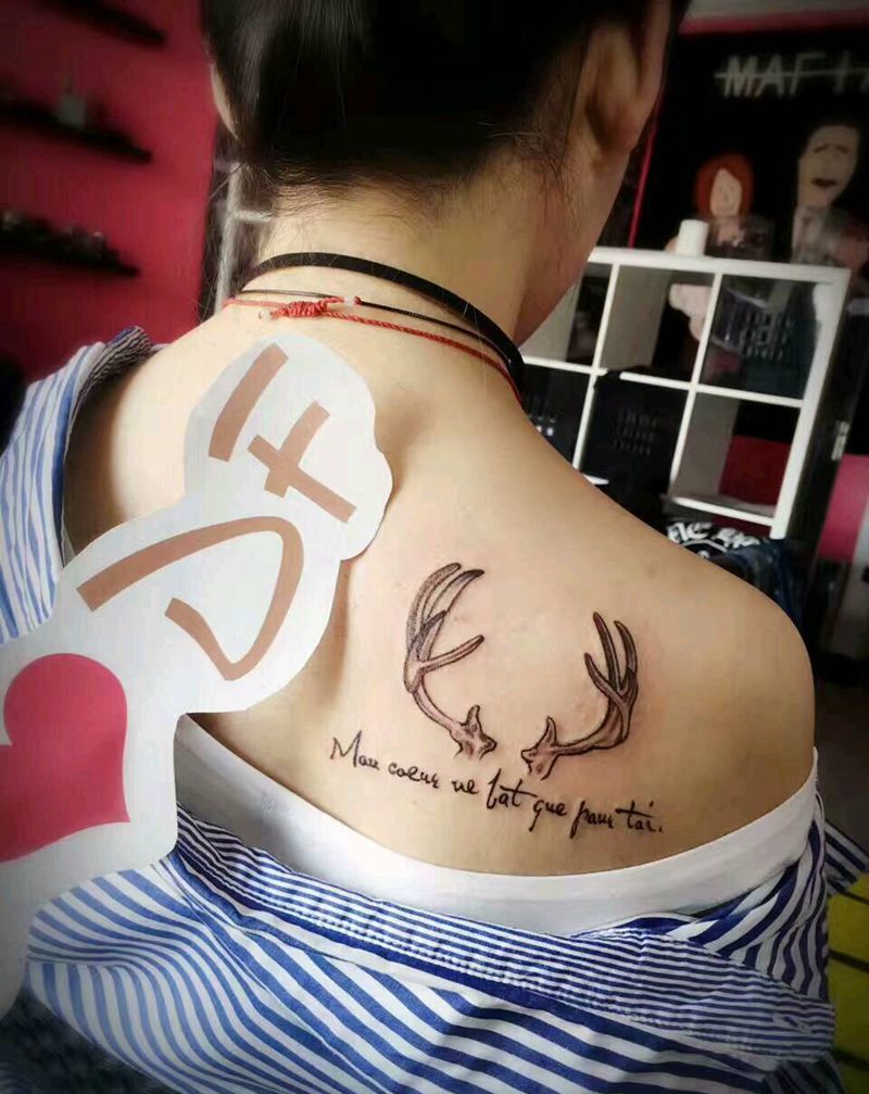 鹿角纹身图片_背部清新女生字母鹿角成品纹身图案