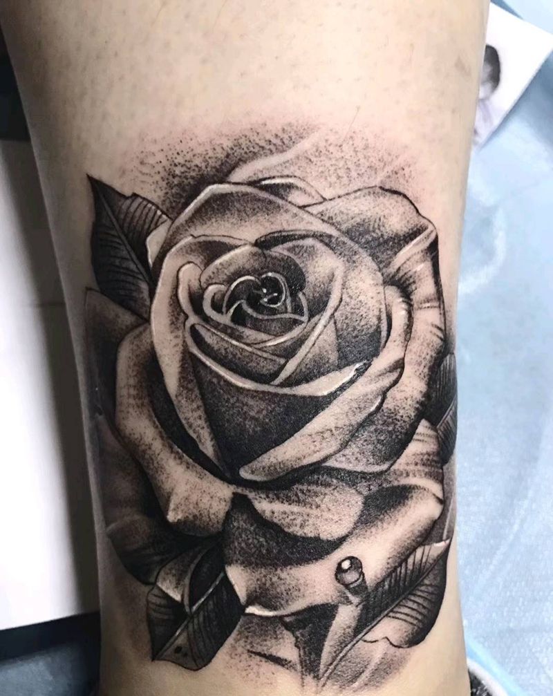 写实玫瑰纹身图片_腿部欧美写实纹身图案