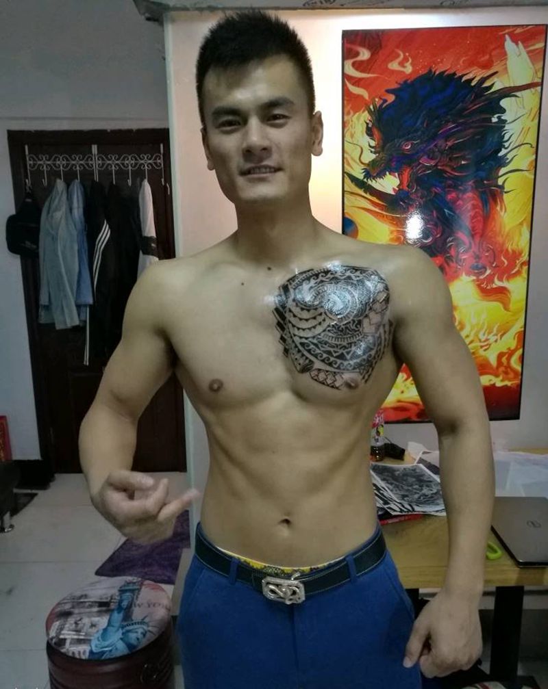 图腾遮盖纹身图片_胸部欧美图腾纹身图案