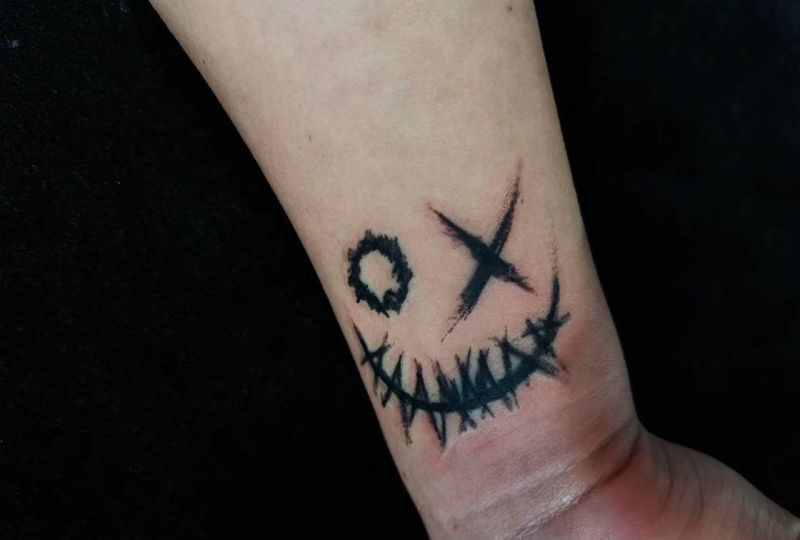 笑脸纹身图片_手臂点刺笑脸纹身图案