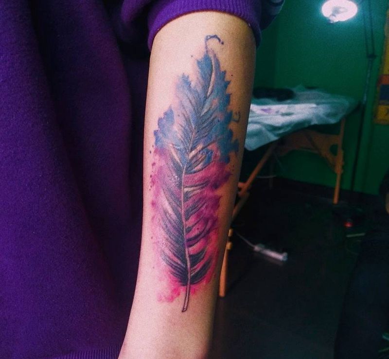 水彩羽毛纹身图片_手臂水彩羽毛纹身图案